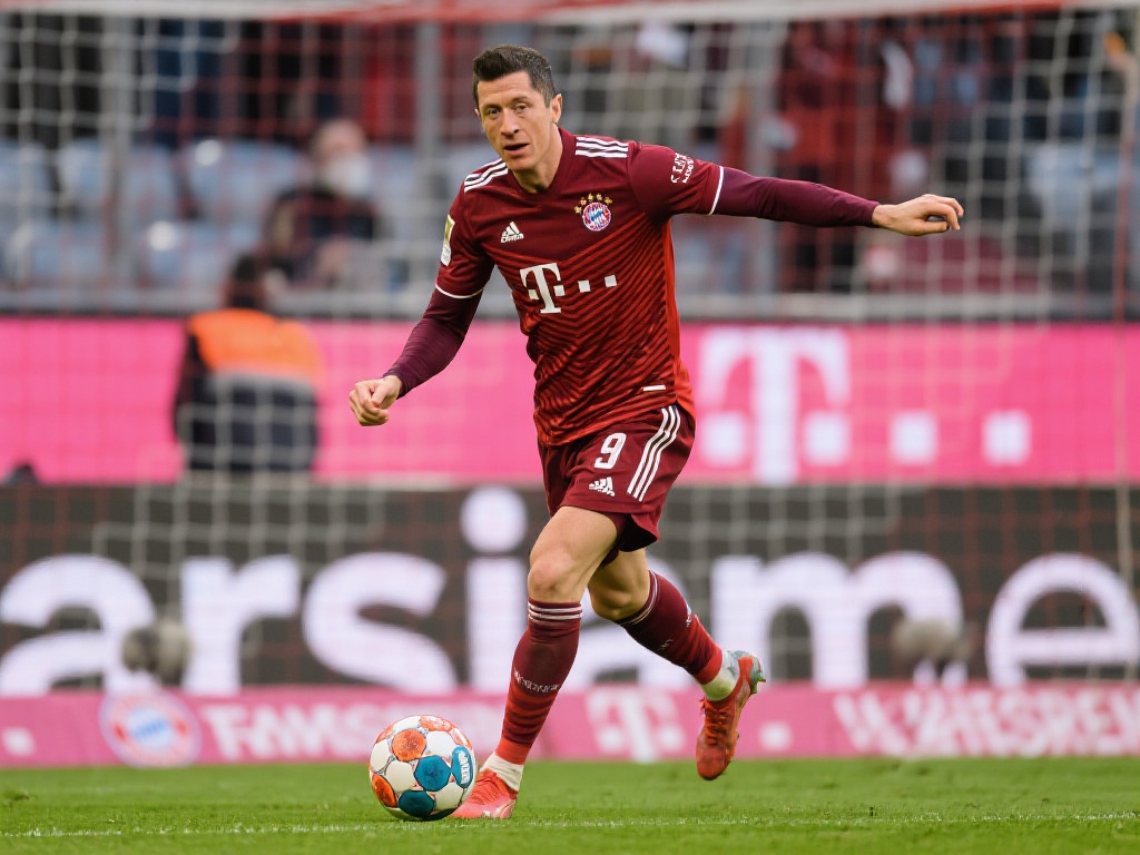 莱万多夫斯基被誉为现代足球中的"进球机器"，他在赛